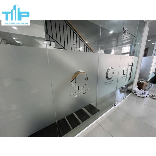Decal mờ cắt bế logo nhận thi công tại Tp HCM
