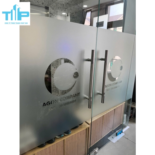 Decal mờ cắt bế logo nhận thi công tại Tp HCM