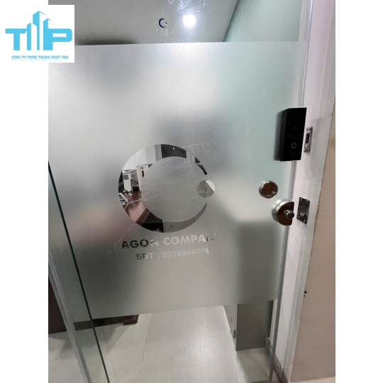 Decal mờ cắt bế logo nhận thi công tại Tp HCM