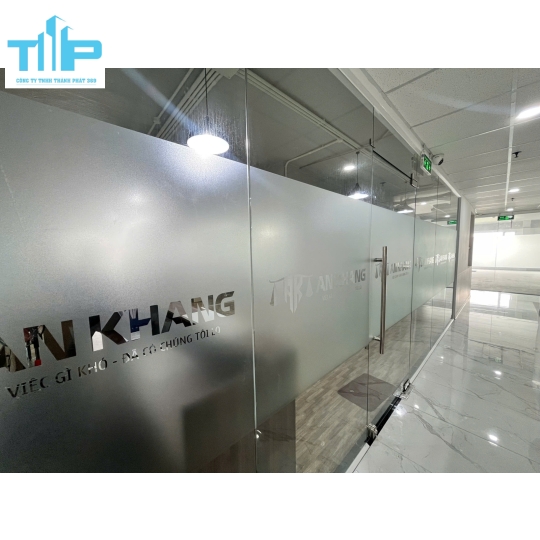 Decal mờ cắt bế logo nhận thi công tại Tp HCM