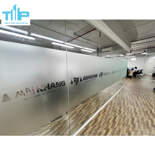 Decal mờ cắt bế logo nhận thi công tại Tp HCM